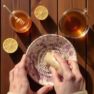 Ideální počasí na zázvorový čaj s medem? Vyzkoušejte pomocníka na strouhání zázvoru a připravte si čerstvý zázvorový čaj s...