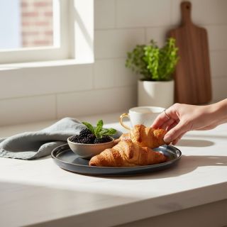 OSCURO – talíř mělký (Ø 27,5 cm) Tmavý, elegantní a minimalistický – talíř, na kterém každý pokrm získá punc výjimečnosti....