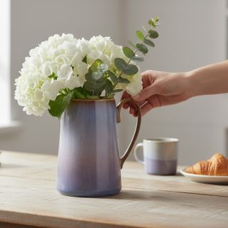 Vyzdvihněte každý okamžik stolování s keramickým džbánem z kolekce CARAFE — ideální kombinace designu a funkčnosti. S...